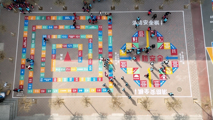 保定市莲池区：“动”出智慧 “玩”出健康 阳光大课间创新体育教育模式_fororder_图片一：保定市红星路小学在操场、走廊等区域绘制了跳格子图案。（陈雨峰摄）