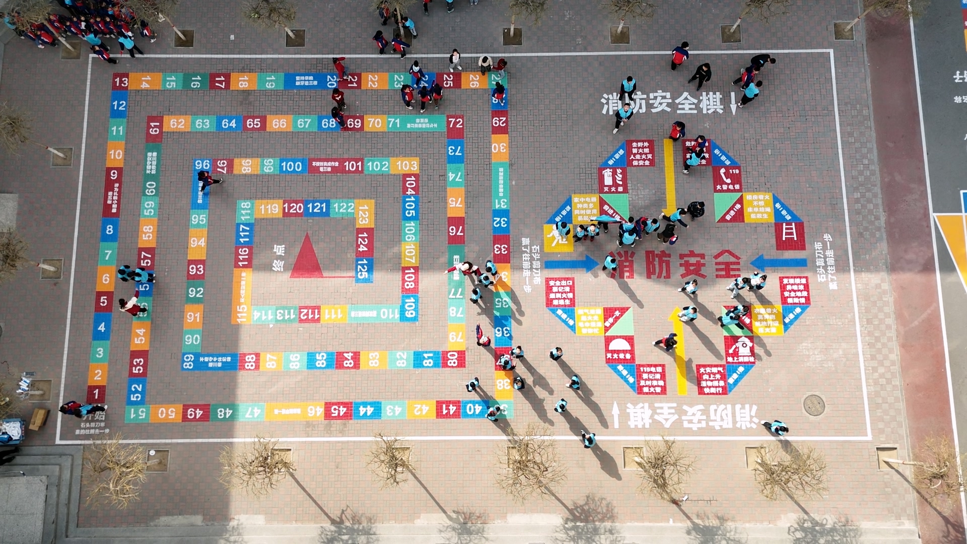 保定市莲池区：“动”出智慧 “玩”出健康 阳光大课间创新体育教育模式_fororder_图片一：保定市红星路小学在操场、走廊等区域绘制了跳格子图案。（陈雨峰摄）