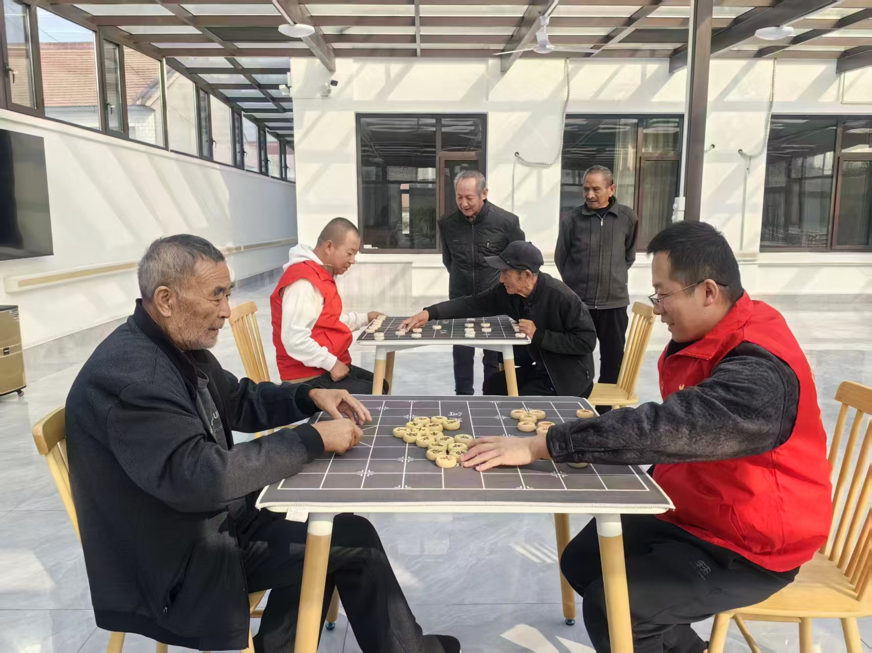 情暖重阳 遵化市开展多彩活动传递敬老温情_fororder_遵化市西三里镇组织志愿者走进颐宇养老院陪老人下棋。冯建颖摄