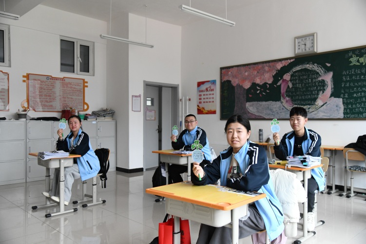 河北承德：绿意萌动 特殊孩子种下希望_fororder_图为承德市特殊教育学校启音班级高三学子展示心愿卡 张雨樵 摄.JPG