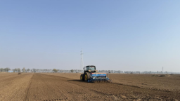 河北东光：农机护航种麦忙