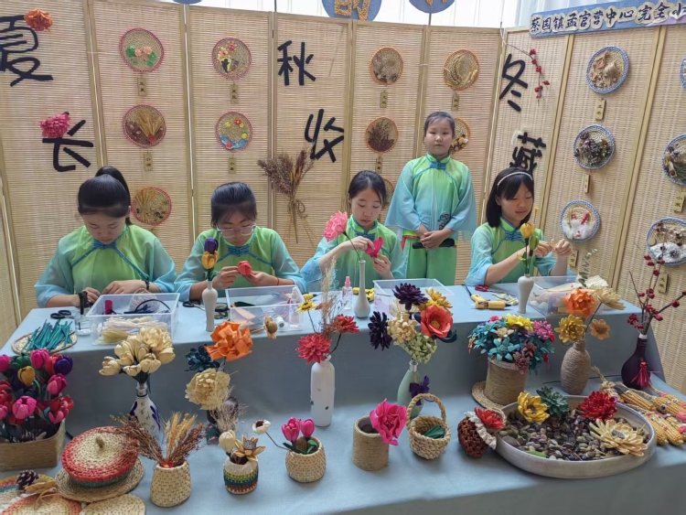 2025迁安市中小幼艺术节“美术作品展”开展_fororder_迁安市蔡园镇孟官营完小“节气艺韵坊”学生们正在制作手工花，张颖 摄