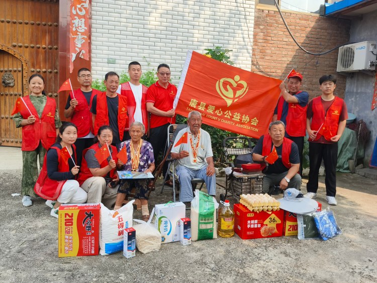 河北唐县：开展“关爱老兵 致敬英雄”文明实践活动_fororder_志愿服务人员与抗战老兵合影留念