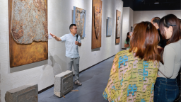 河北沧州：“长河兆问 本土岩说”当代岩彩绘画展开幕