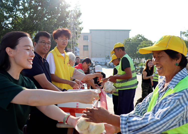 河北献县：情系劳动者 夏日送清凉_fororder_图片1