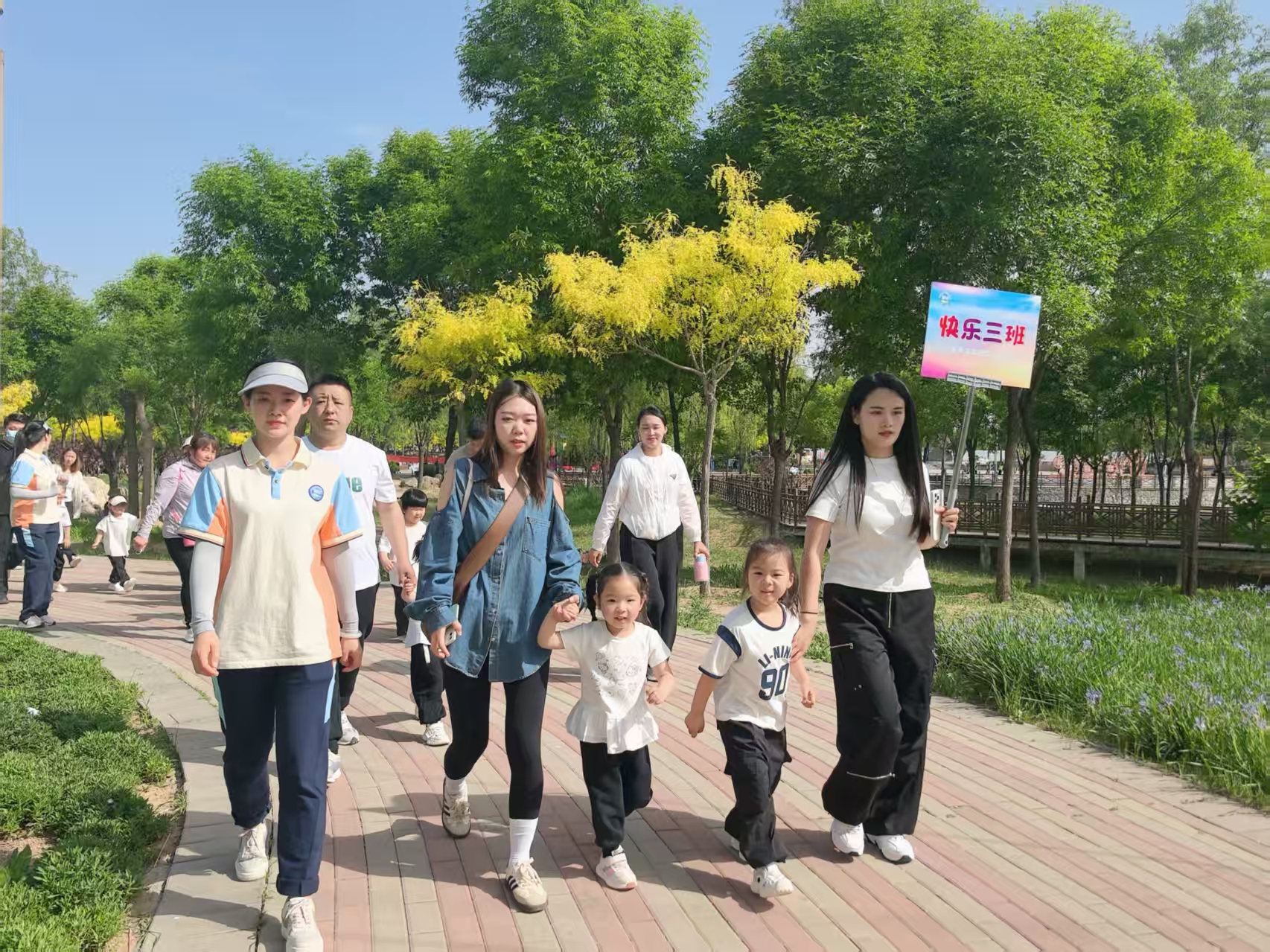 保定市满城区：亲子共逐绿径 成长浸润自然_fororder_亲子徒步 摄影 梁月