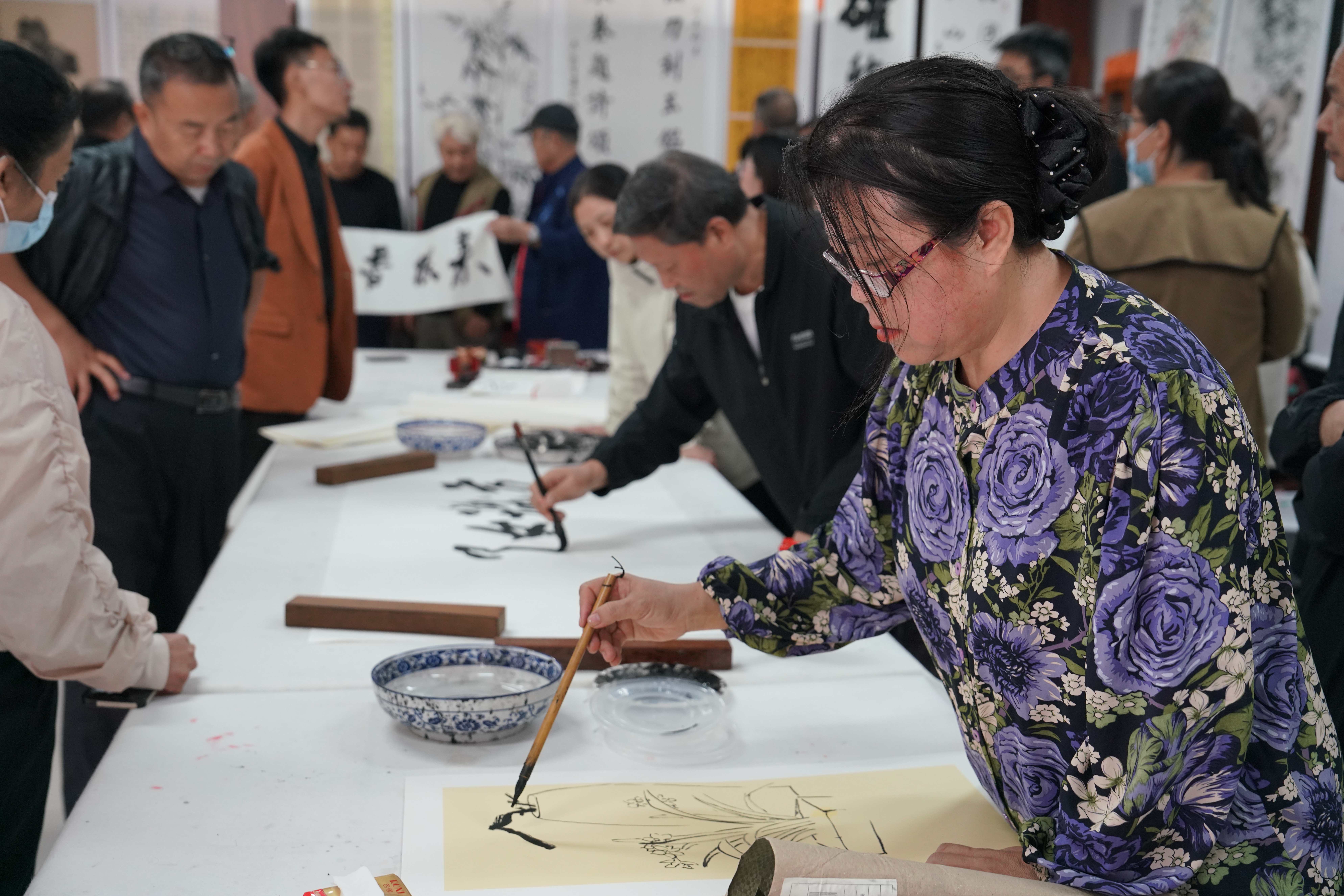 保定清苑：翰墨颂盛世 丹青绘华章_fororder_文艺志愿者现场创作。摄影 王磊