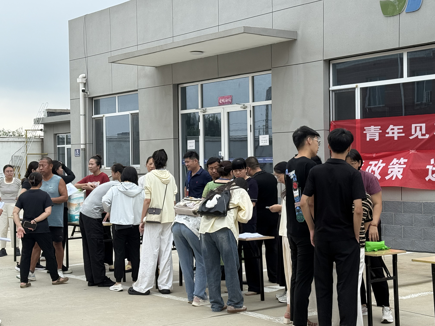 图片默认标题_fororder_招聘会现场络绎不绝的应聘者 摄影 左正帅