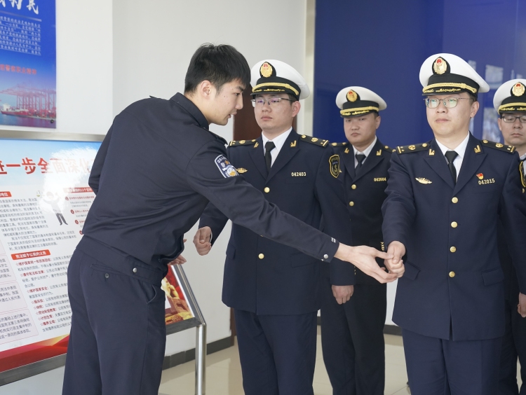国门青春“双向奔赴”：五四携手悟警魂  共筑国防强担当_fororder_微信图片_20250428111304
