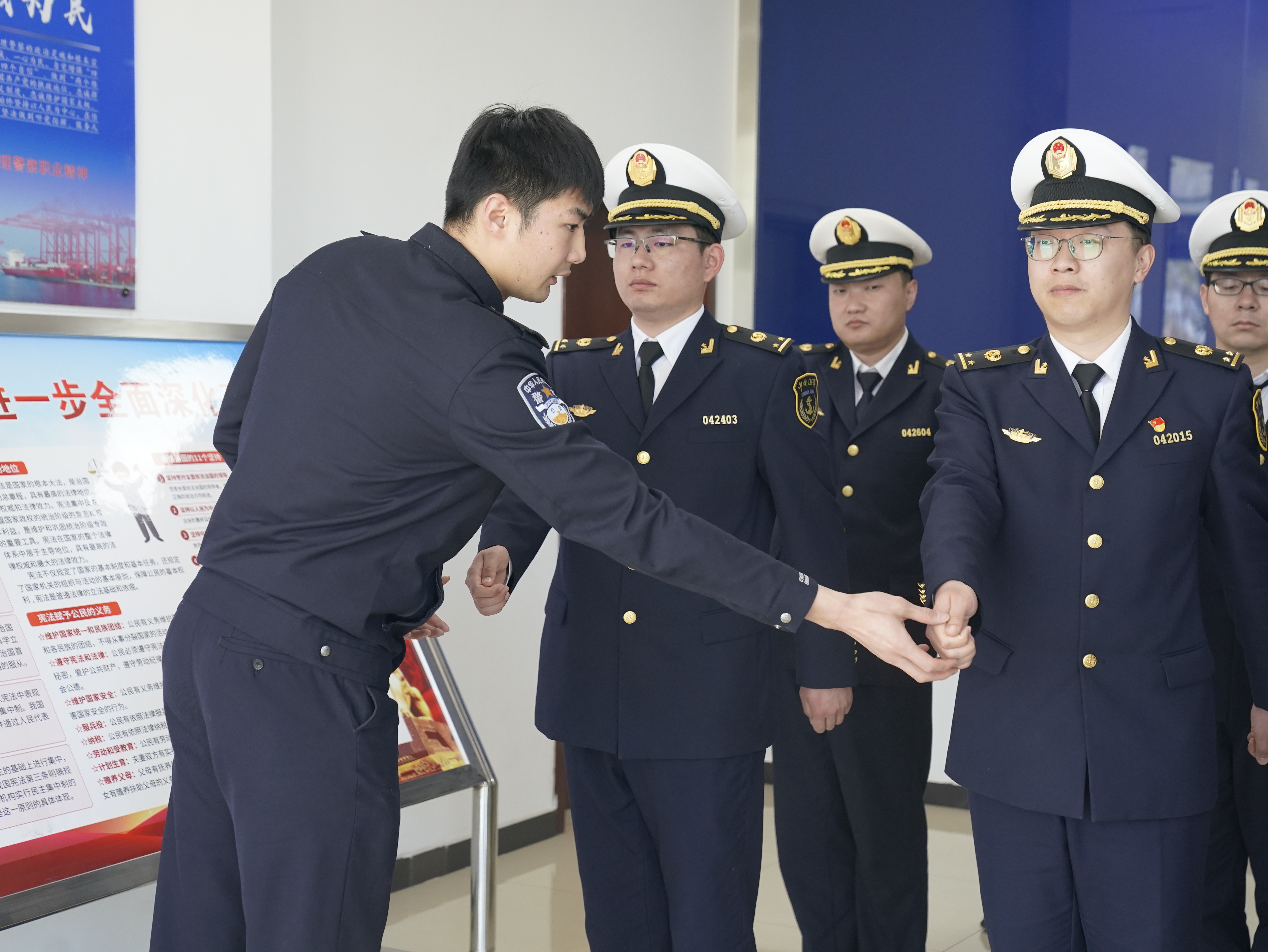 国门青春“双向奔赴”：五四携手悟警魂  共筑国防强担当_fororder_微信图片_20250428111304