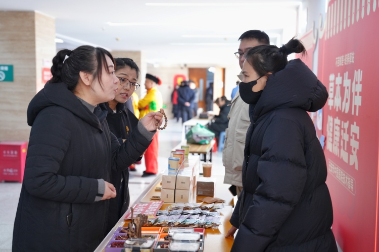 图片默认标题_fororder_2月6日，迁安市民在“不苦邮差·轻养驿站”摊位前选购中药手串，张泽慧 摄