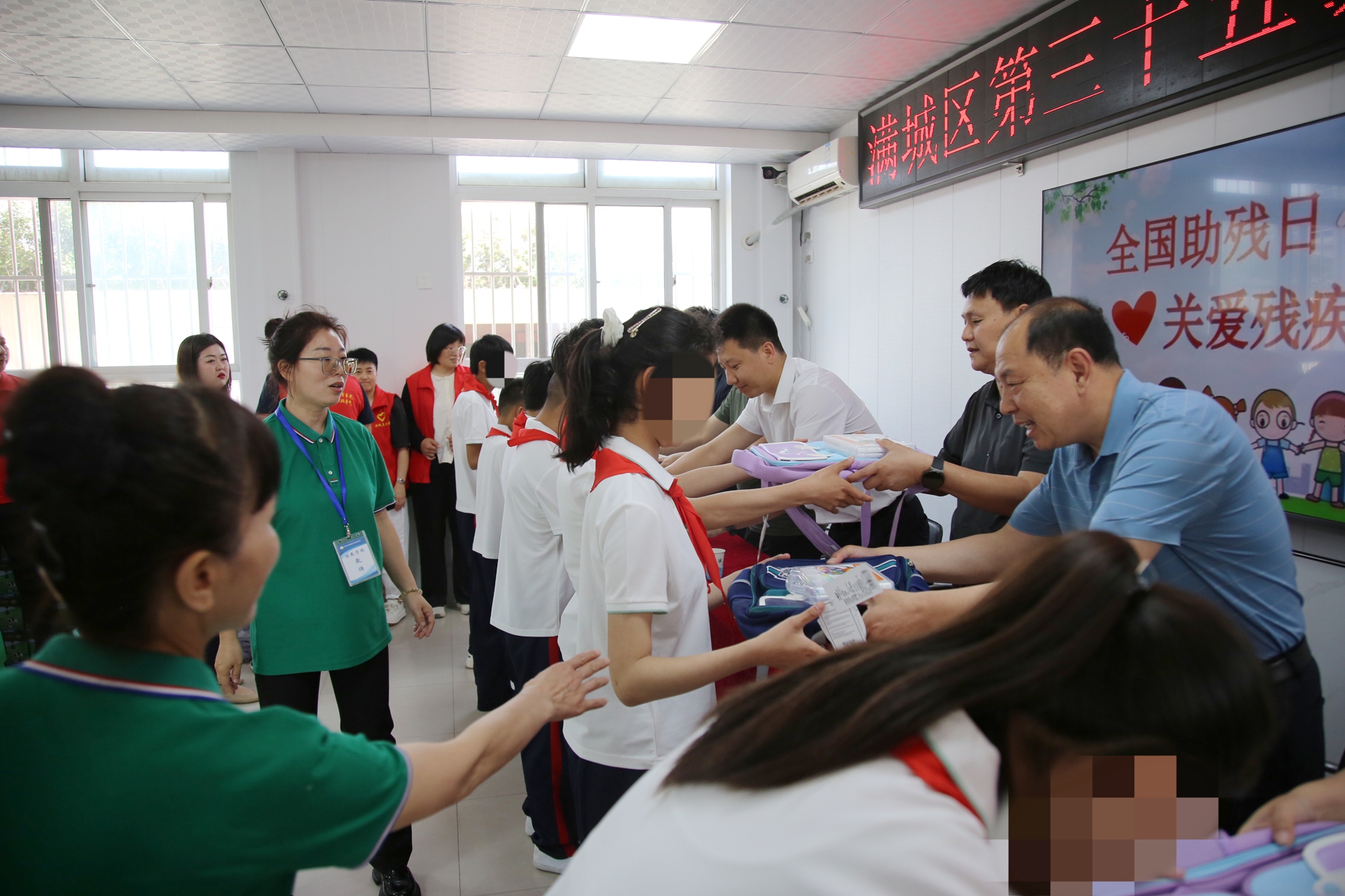 保定市满城区：凝聚社会合力 共筑助残暖阳_fororder_出席活动的领导嘉宾向特教学生送上书包、营养品等物资 摄影 张辰泽