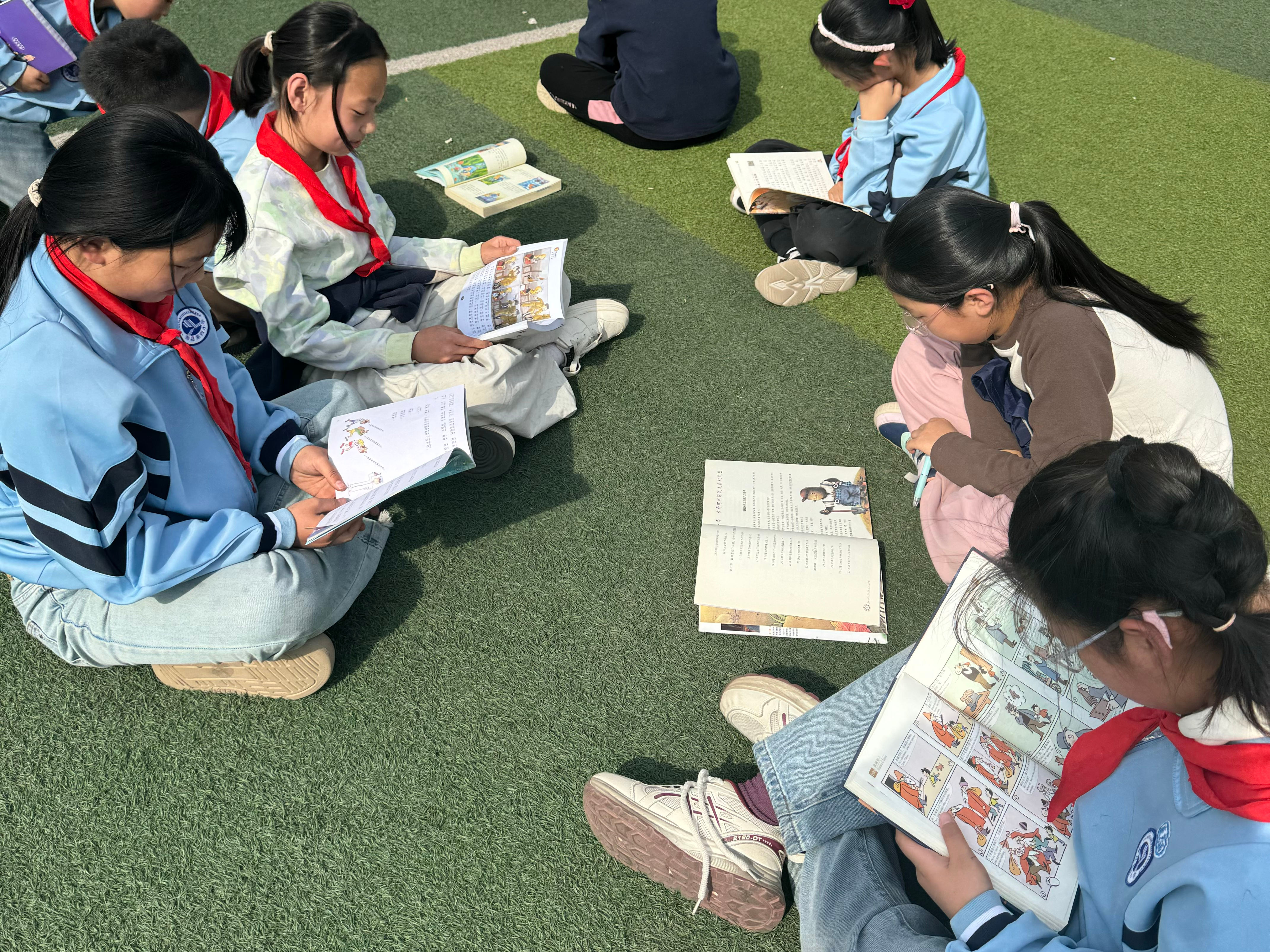 河北唐县：阅读润心灵 书香促成长_fororder_唐县第四小学的学生们在操场上阅读图书