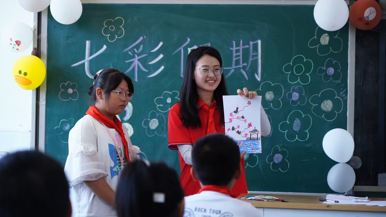 河北迁安：小城大爱 以青春之火点燃志愿之光_fororder_图为团迁安市委开展的“返乡学子假期艺术课堂”活动。 葛洪利摄