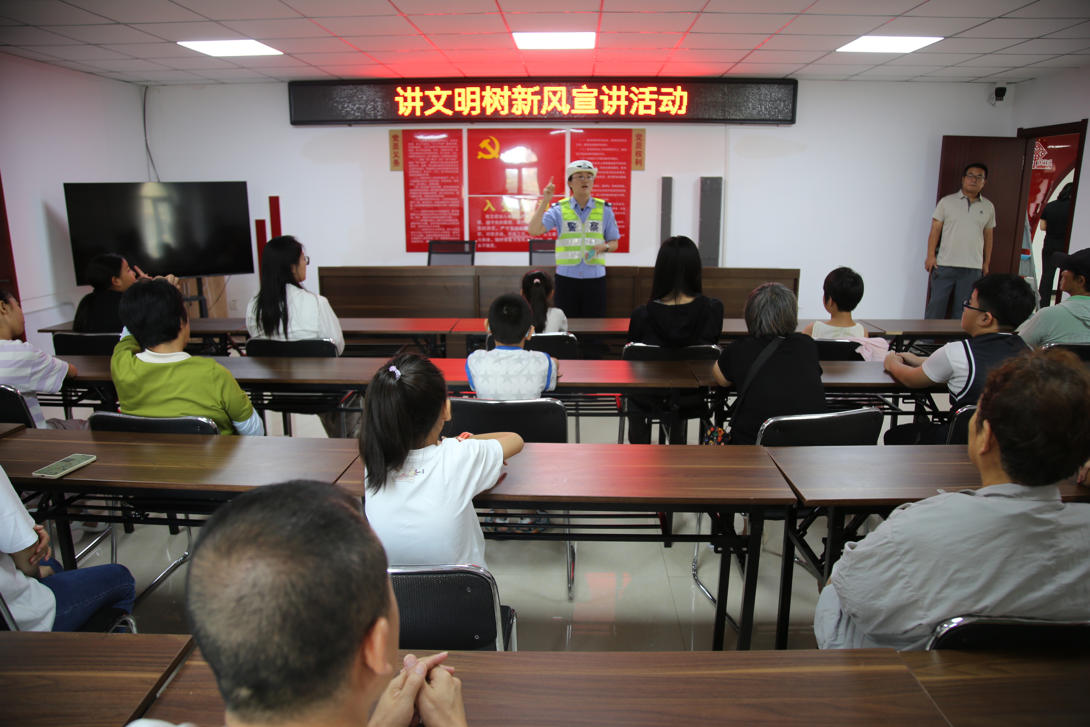 图片默认标题_fororder_民警给居民普及文明交通知识 摄影 张辰泽.JPG