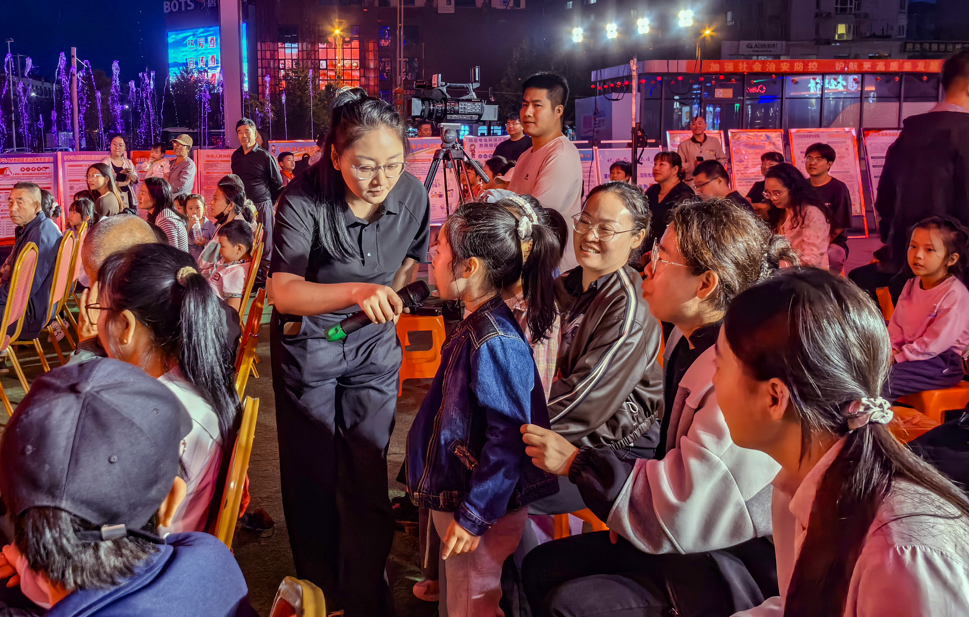 寓教于乐！遵化国庆法治宣传活动吸引市民踊跃参与_fororder_图为群众参与有奖问答
