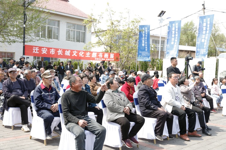 图片默认标题_fororder_4月26日，迁安市长城沿线村民正在观看主题宣传活动，彭月娟 摄