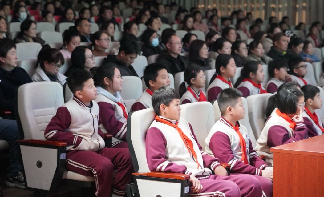 向美而行 美润莲池——莲池区中小学微电影节赋能空间育人_fororder_图片三：现场观众观看微电影节目。（张子东摄）