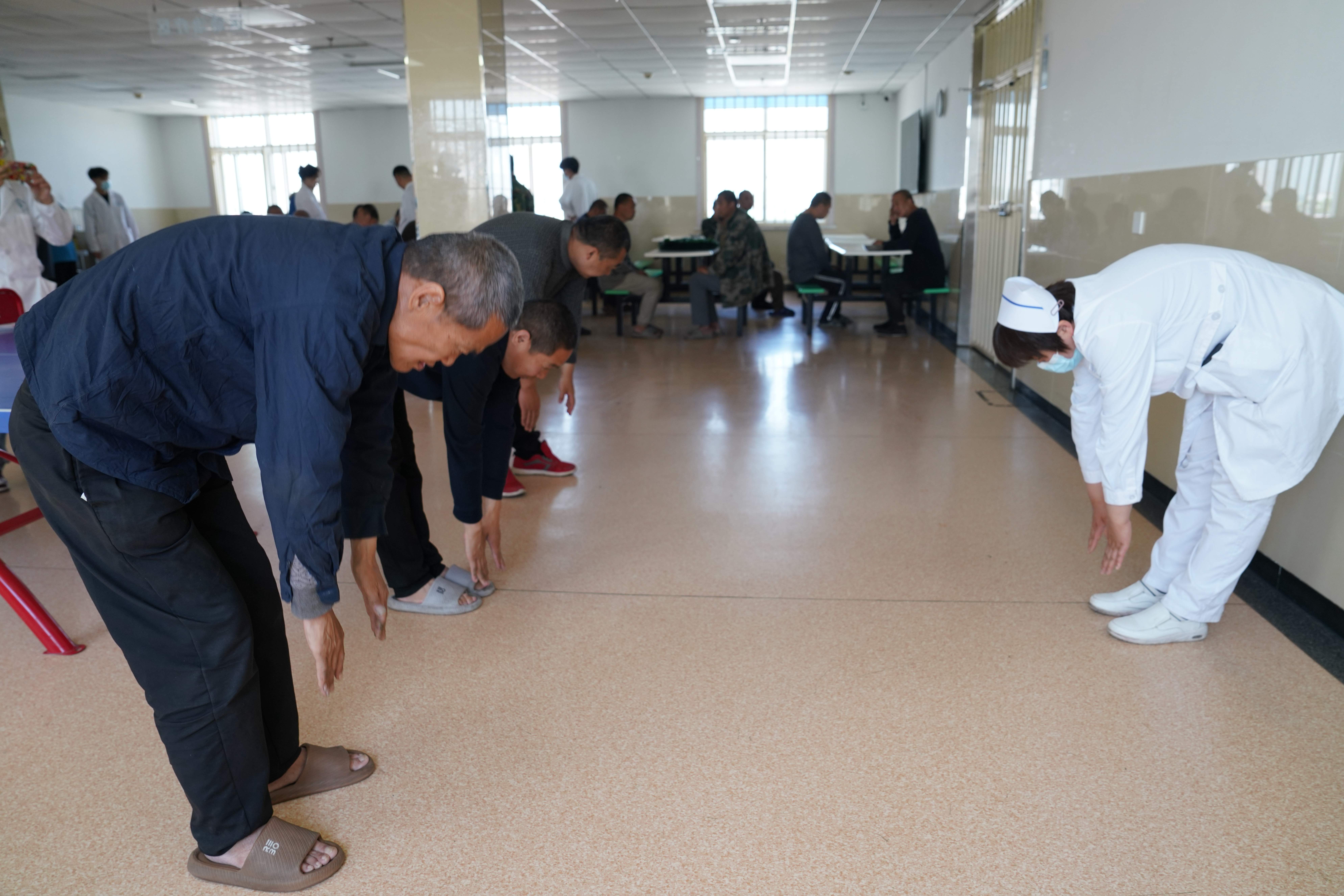 保定清苑：托养服务“托起”残疾人幸福生活_fororder_医护人员带领精神障碍患者做运动。摄影 王磊