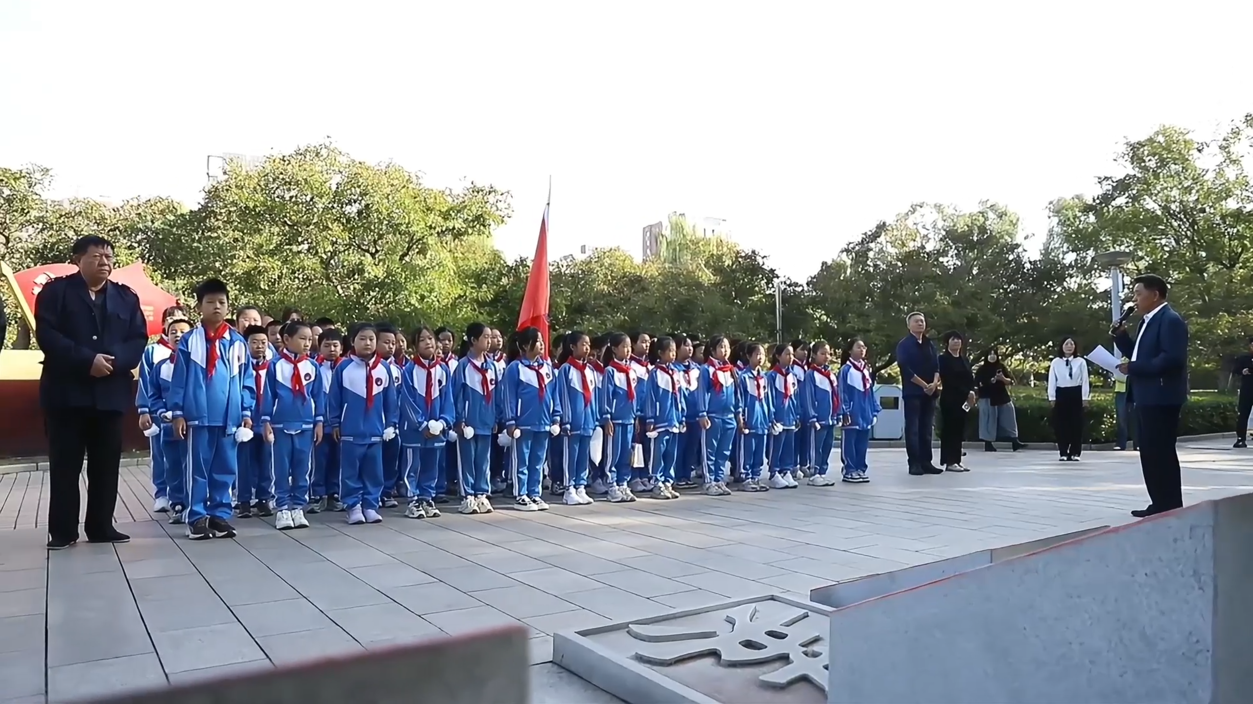 河北迁安市关工委：“五老”助力校园防欺凌 筑牢成长安全线_fororder_迁安市关工委”五老“人员对学生进行革命传统教育。郭强  摄