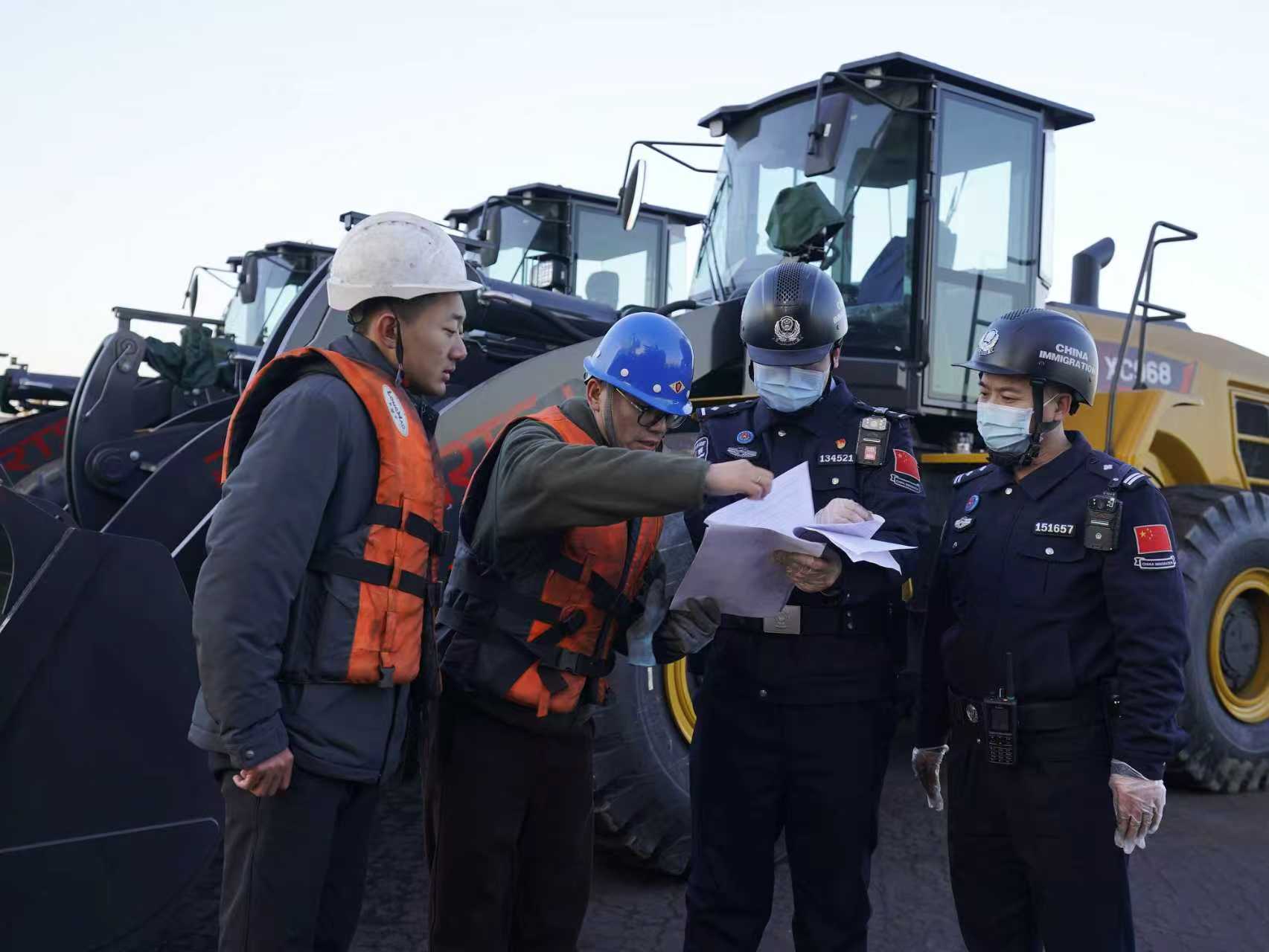 寒潮里的“通关暖流”——唐山边检站让“一带一路”跨境运输货物不“降温”_fororder_9a037a3f8a617c488eae87a527691404