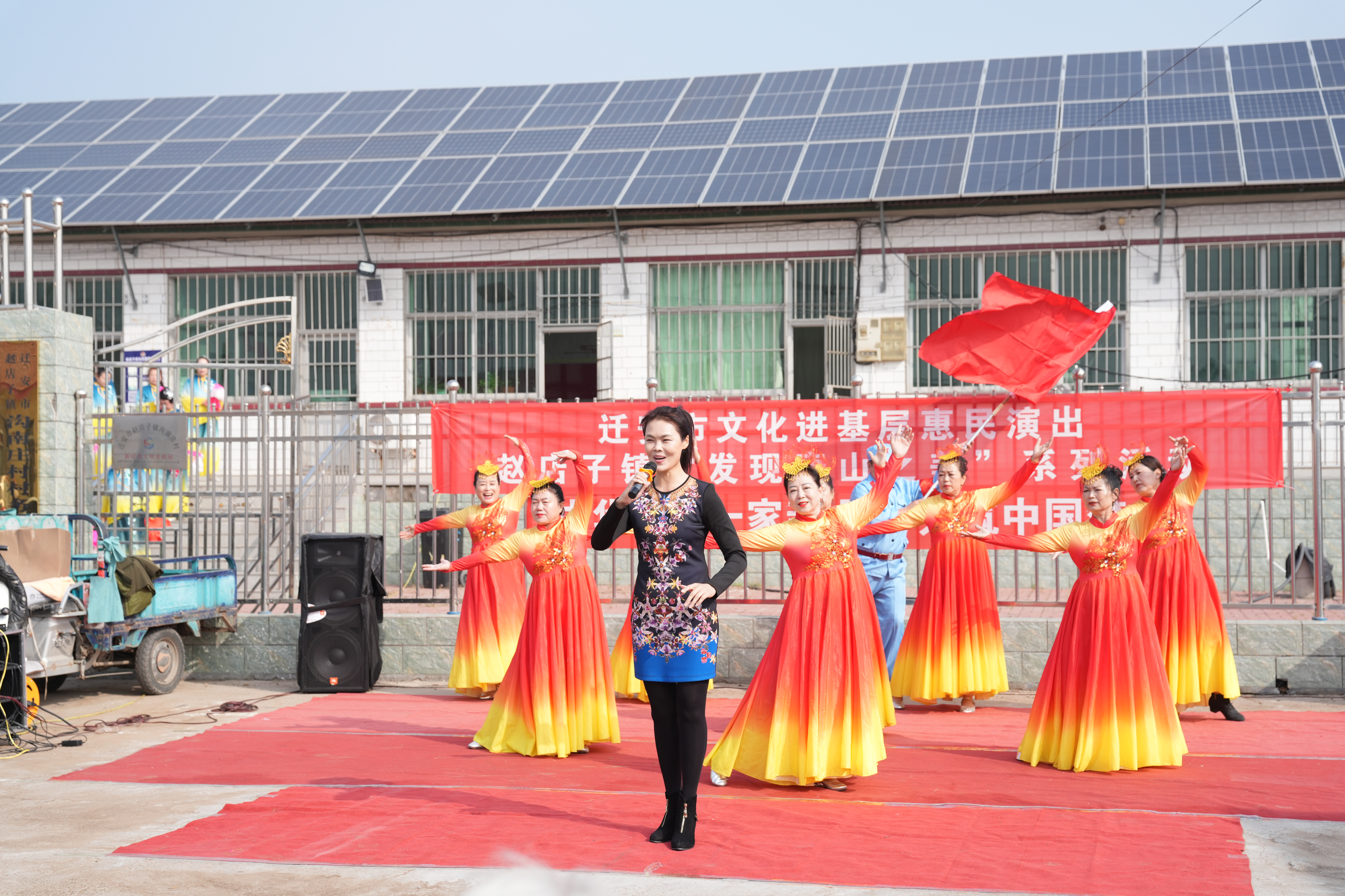 河北迁安：“四季村晚”搭台 民族团结放声_fororder_图为歌伴舞《祝福祖国》精彩上演。张泽慧摄.JPG