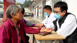 河北献县：义诊暖人心 菜香情更浓