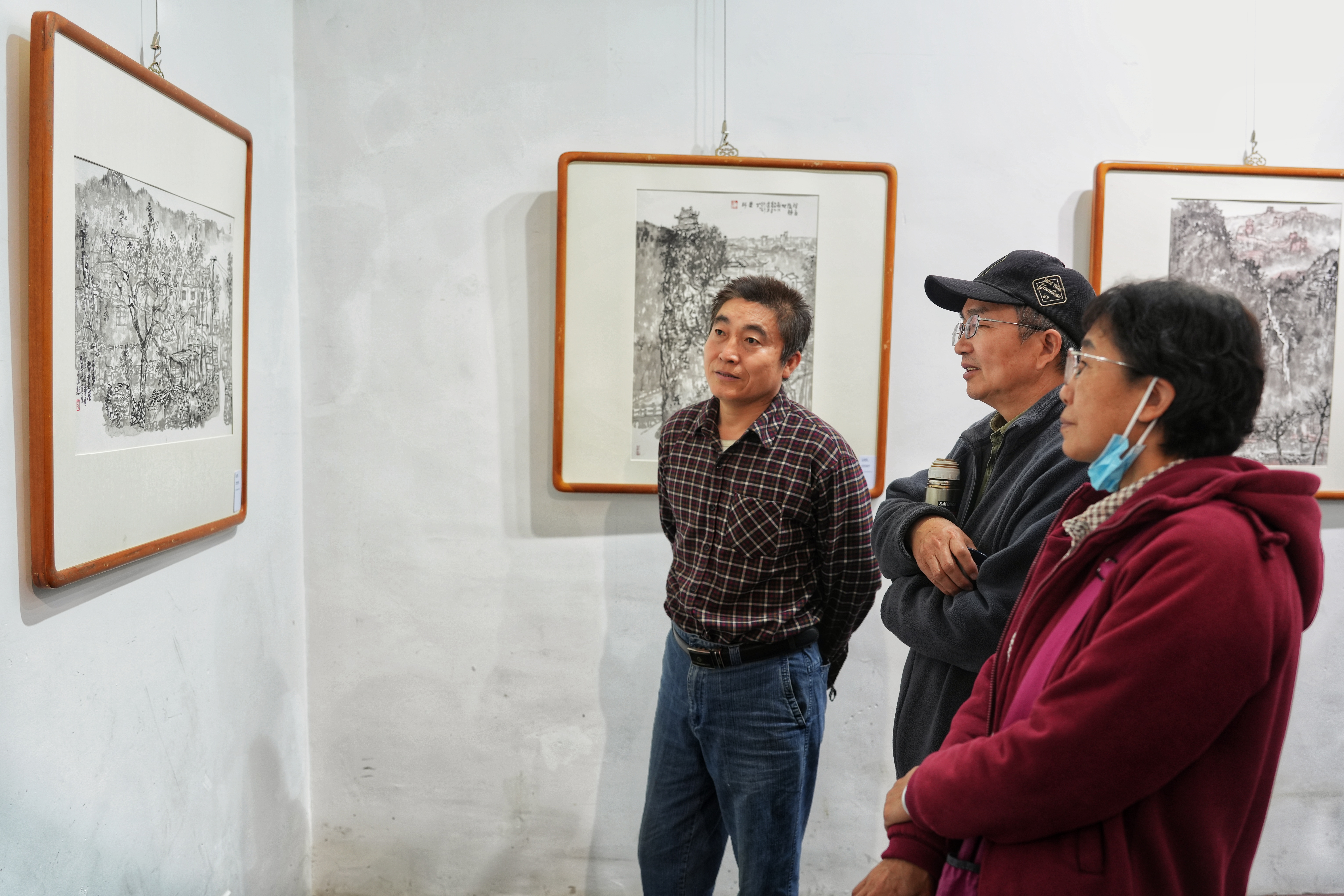 河北省迁安市“纸映长城韵 墨染迁安情”—“迁纸画迁安”水墨长城乡韵主题展开幕_fororder_5月9日，市民正在欣赏参展画作。（3）张泽慧摄