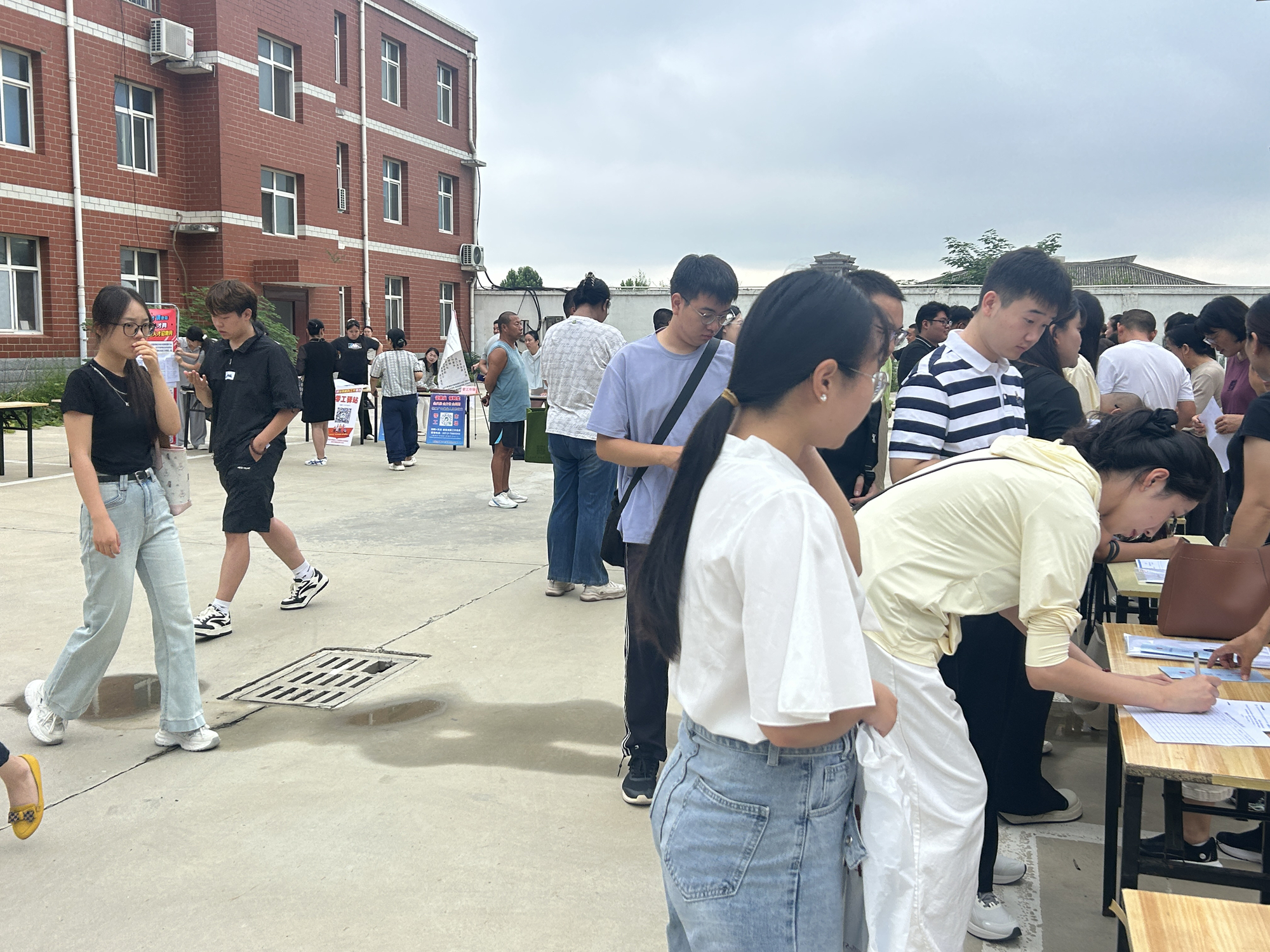 图片默认标题_fororder_满城区“百日千万专项行动”专场招聘会现场 摄影 左正帅