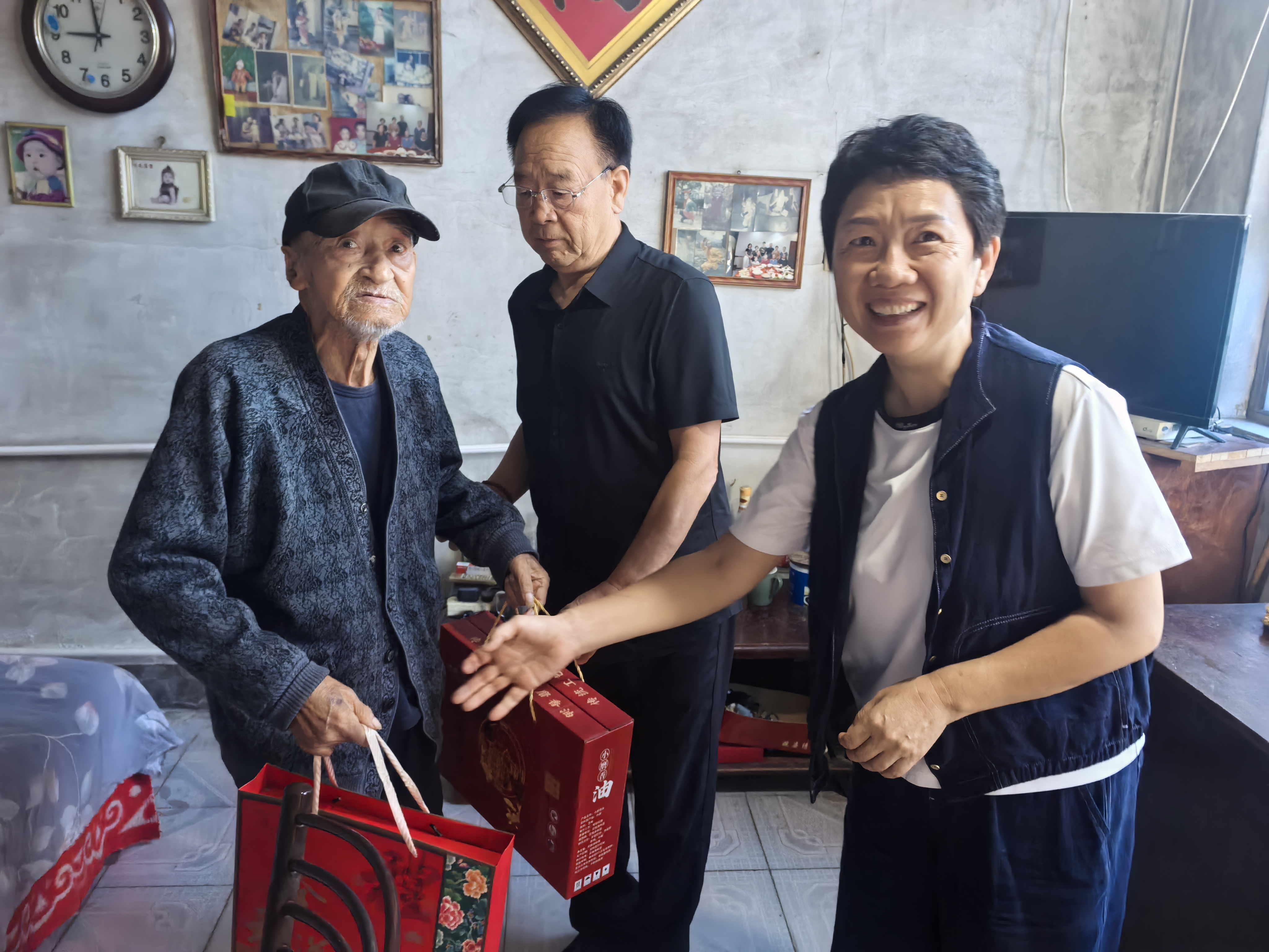 图片默认标题_fororder_满城区北庄村下沉工作队开展中秋慰问活动 摄影 史尧