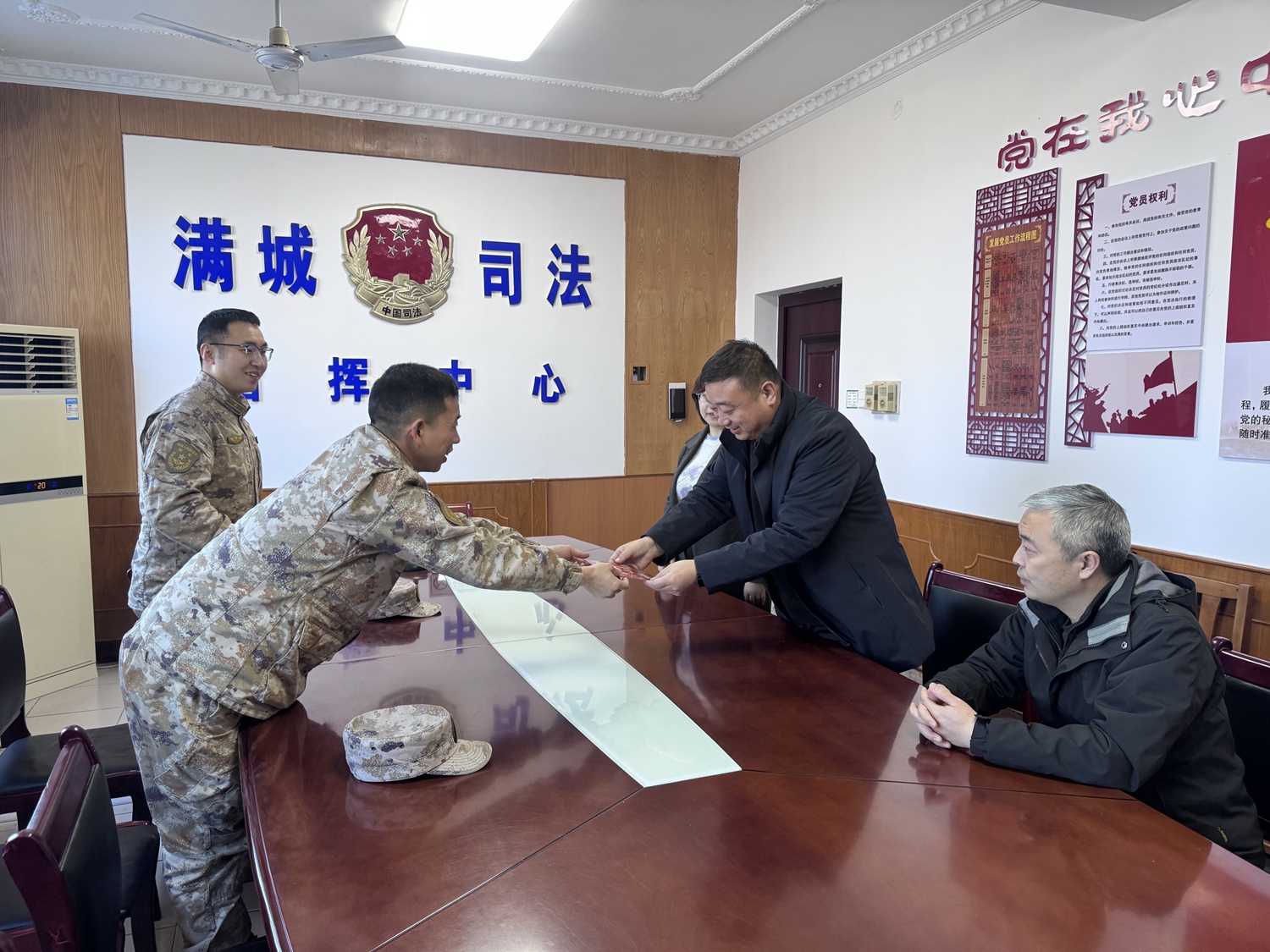 保定市满城区：法治拥军助力强军梦 锦旗相赠谱写鱼水情
