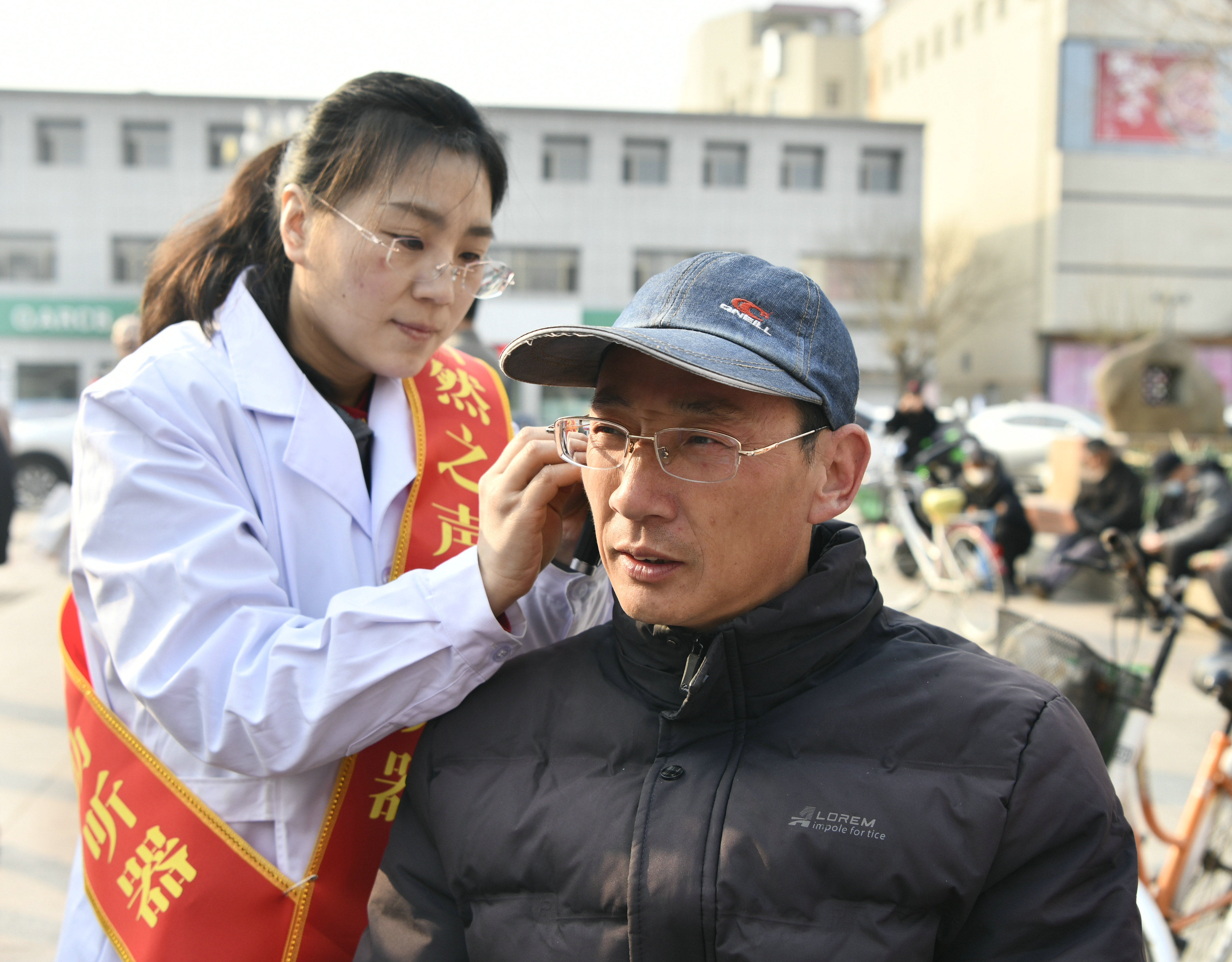 河北迁安：温暖助力 重燃听力残疾人生活希望_fororder_爱心企业为现场群众开展听力健康体检。梁玉水摄.JPG