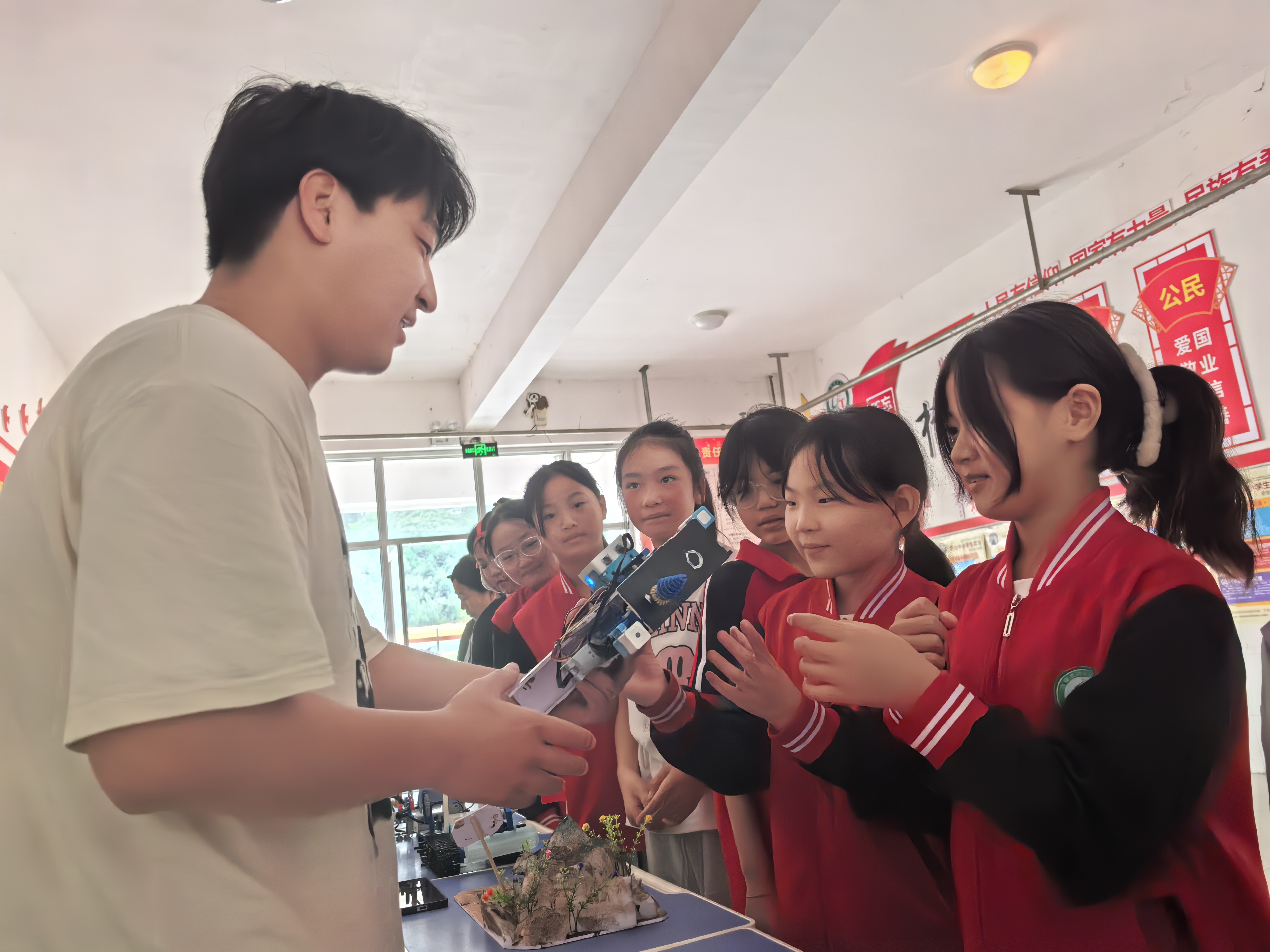 保定市满城区：科学防治美国白蛾 让公园绿意永驻_fororder_满城区开展“文明润心 声入万家”科普进校园主题活动 摄影 陈璐