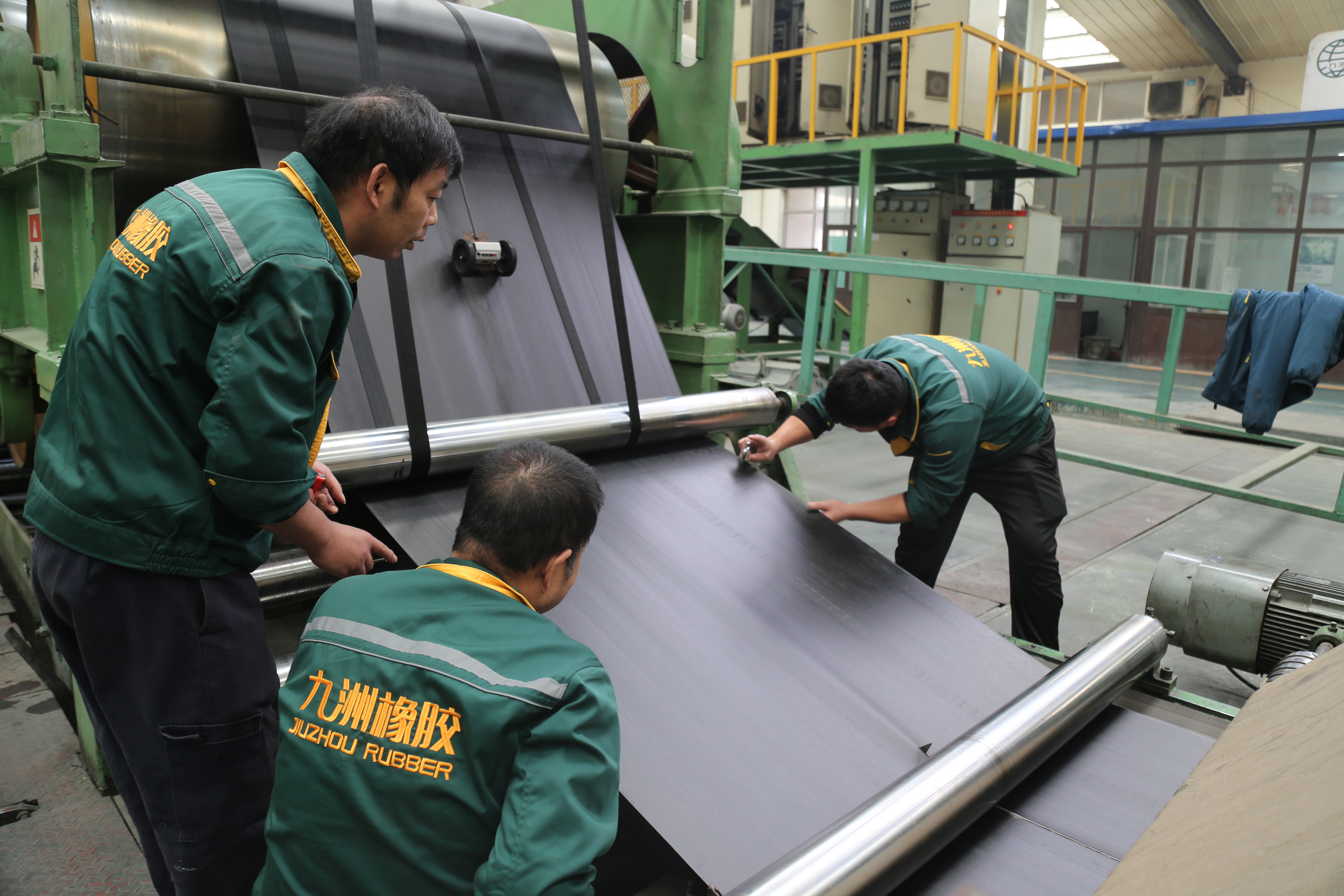 河北蠡县：橡胶产业“智能领跑” 年产值突破43.5亿元_fororder_工人测量胶片厚度和检测外观质量。张旭宁 摄.JPG