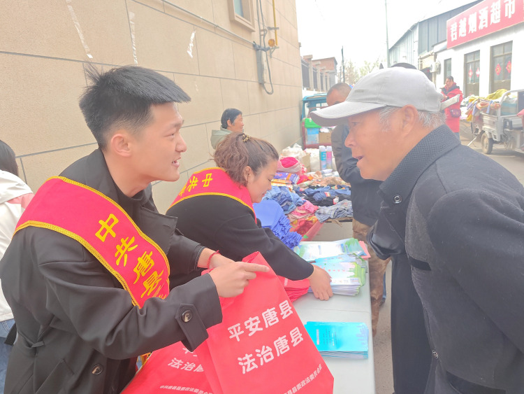 河北唐县：普法“赶庙会” 法治入人心_fororder_宣传人员正在为过往群众答疑