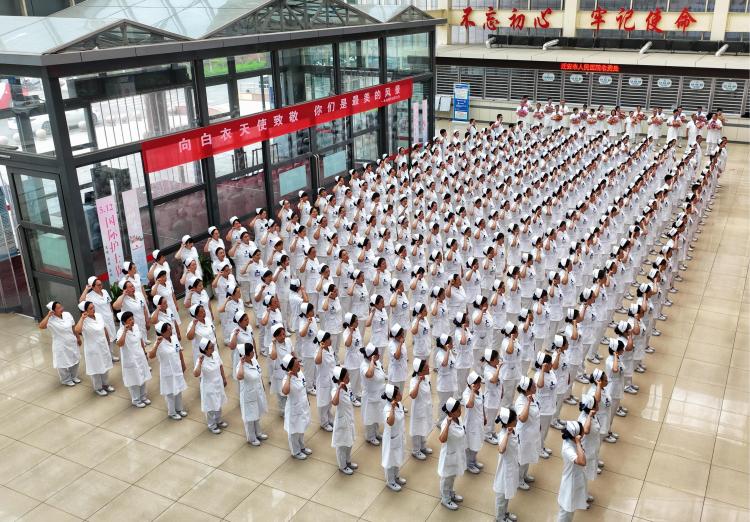 河北省迁安市组织开展纪念国际护士节系列活动_fororder_5月8日上午，迁安市人民医院组织院内护士重温南丁格尔誓言。张泽慧摄