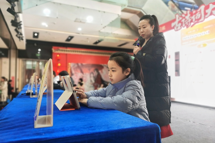 河北省迁安市“品诗词之美 扬文化之光”第二届诗词大赛圆满落幕_fororder_图为迁安市第二届诗词大赛少年组决赛比赛现场。刘健全摄