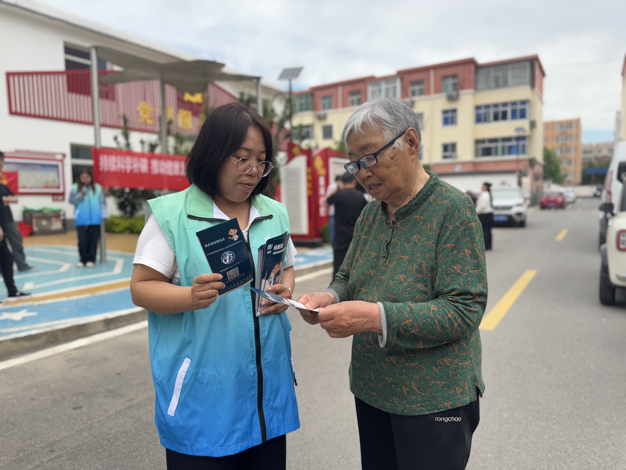 保定市满城区：党旗引领惠民生 健康同行促发展_fororder_向群众传递健康生活常识 摄影 赵凡舒