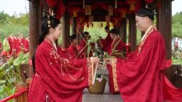河北鸡泽举办《诗经》主题集体婚礼 20对新人践行婚俗改革新风尚