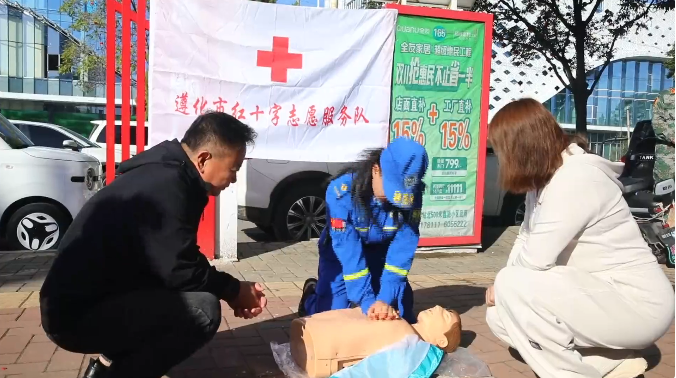 河北遵化：搭建“防灾减灾课堂”筑牢安全防线_fororder_工作人员正在为市民讲解急救知识。遵化市融媒体中心供图