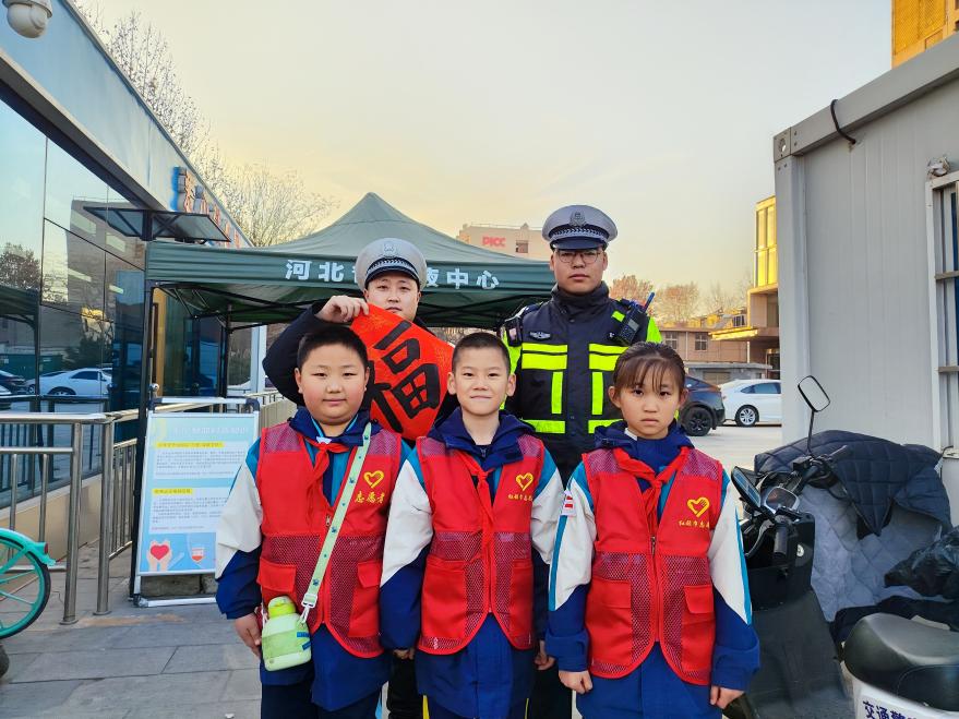 石家庄市西里小学：冬日暖阳福照丰瑞 学子执笔书画祝福