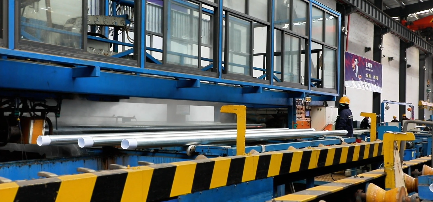 河北迁安正大通用钢管：新年开局启新程 满产冲刺“开门红”_fororder_迁安正大通用钢管有限公司生产车间一派繁忙。郭强  摄 (3)