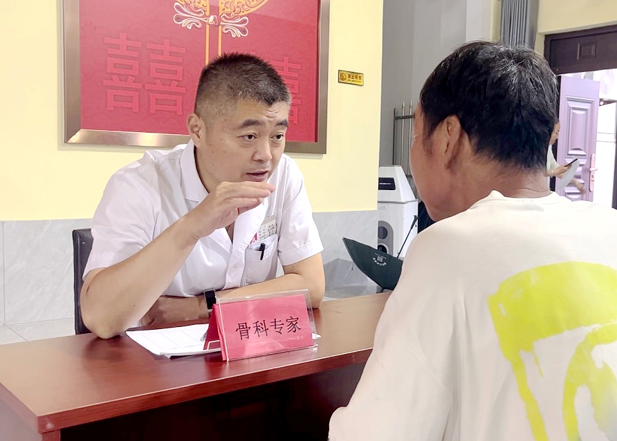 河北遵化：送医下乡 村民在家门口看上“专家号”_fororder_医护人员正在为群众看诊。（1）赵佳桢摄