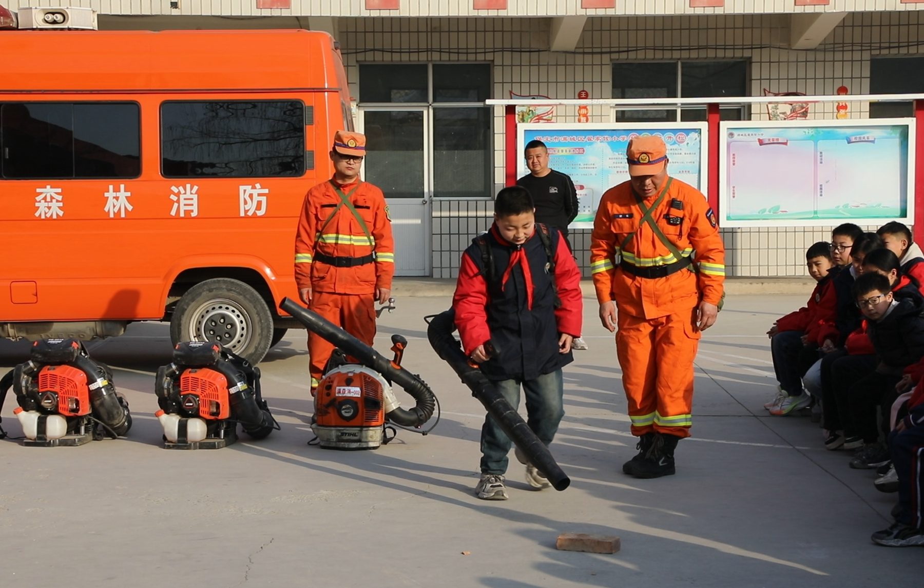 双争有我丨保定市满城区：开学第一课 消防安全记心间_fororder_学生现场操作消防器材 摄影 刘东岳