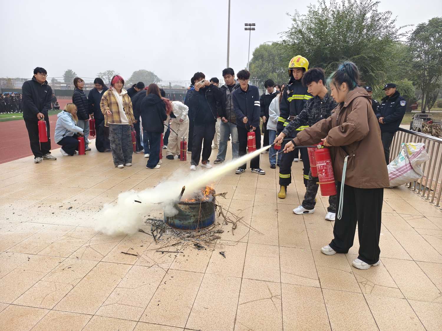 保定市满城区:消防宣传“进校园” 安全教育“零距离”_fororder_现场模拟演示灭火器的使用方法 摄影 李英