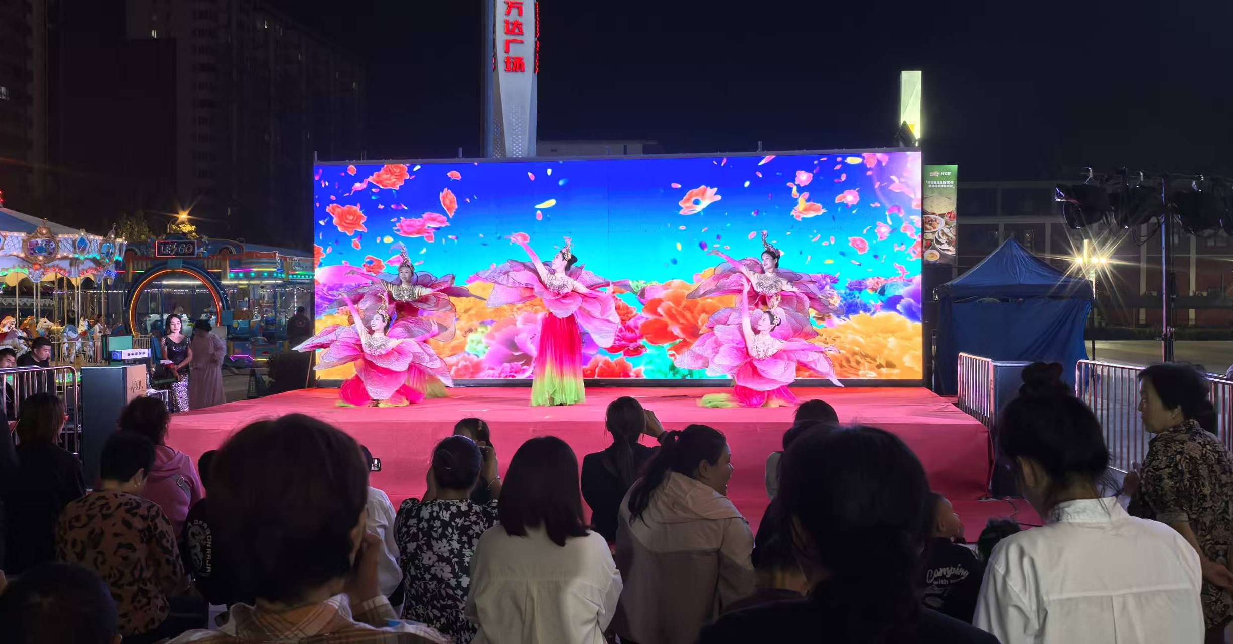 保定市莲池区：国庆中秋期间接待游客136万人次​_fororder_图片四：莲池区庆祝中华人民共和国成立76周年暨2025年“我们的节日·中秋节”文化惠民演出在嘉德万达广场举行。（王琳摄）