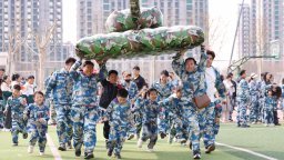沧州运河区：国防亲子运动会 点燃少年强军梦