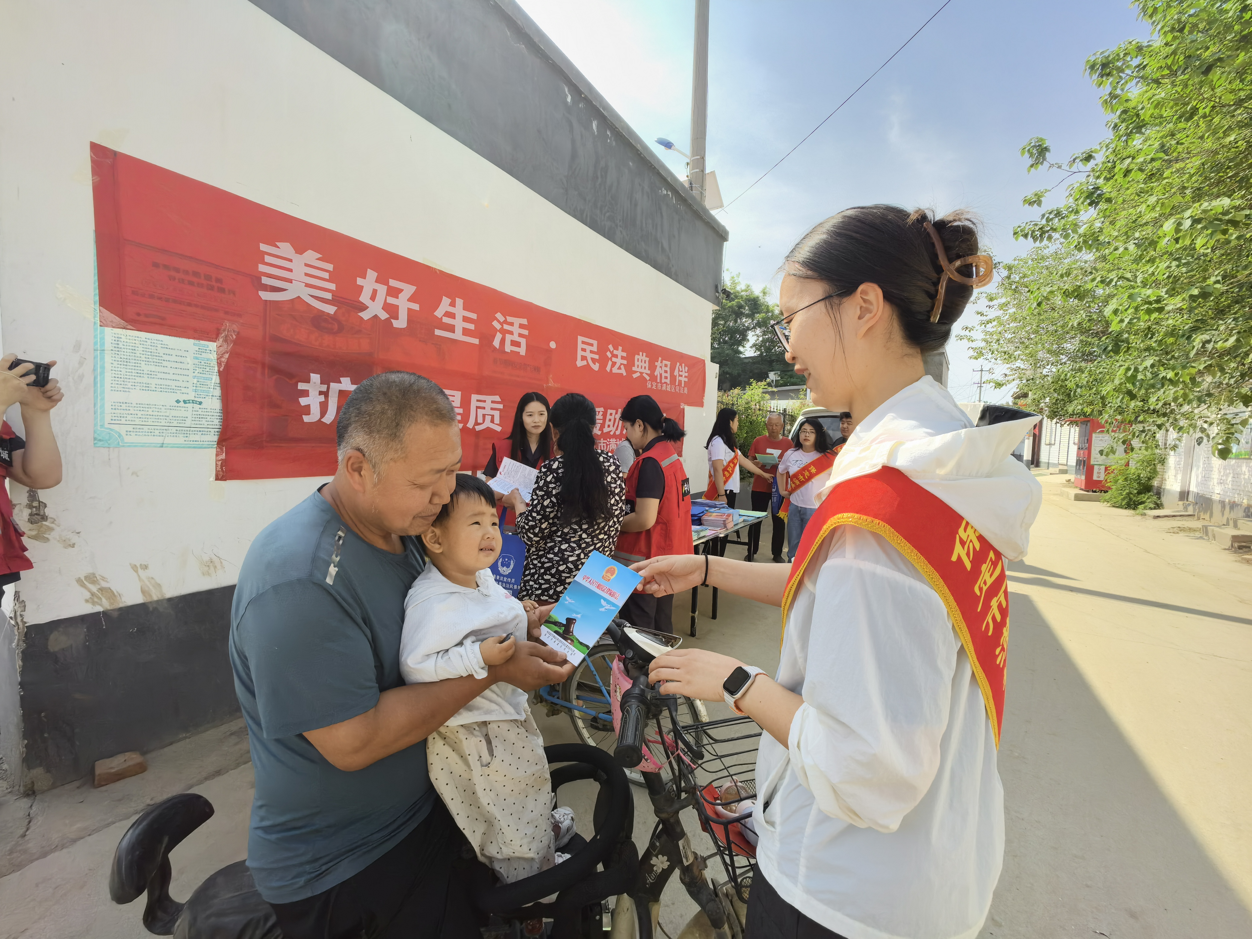 保定市满城区：民法典“赶大集” 法治春风润民心_fororder_现场为群众发放宣传资料 摄影 李梦瑶