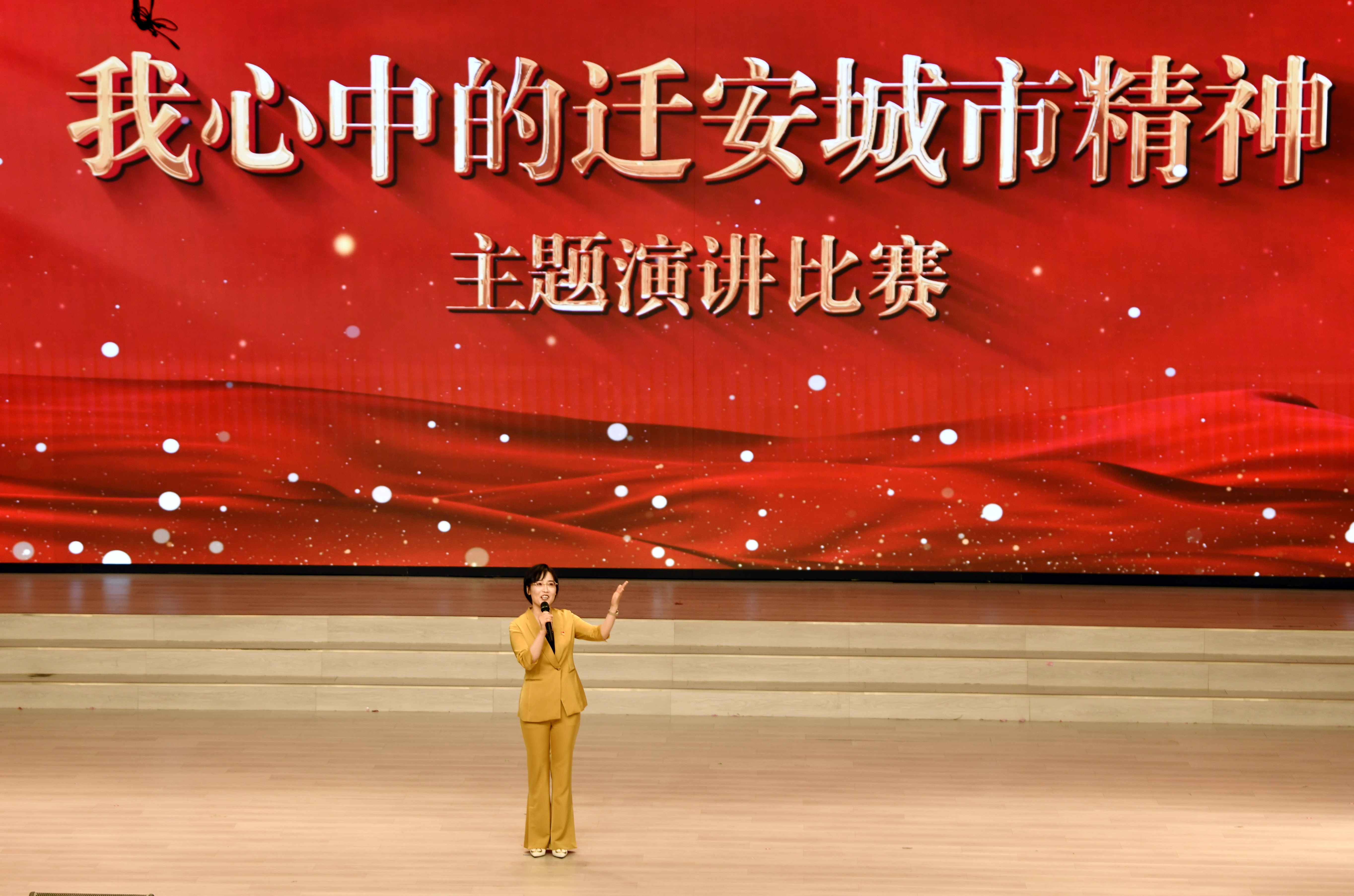 河北迁安：“我心中的迁安城市精神”演讲比赛激发奋进热潮_fororder_迁安市第五实验小学的英语教师丁秀丹讲述迁安城市精神如何在教育热土上生根发芽。梁玉水摄.JPG