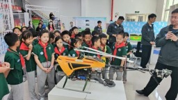 石家庄市青园街小学开展“探秘新科技 解码无人机”红领巾研学实践活动